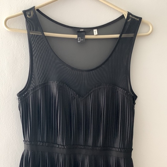 Flirty pleated H&M dress with sheer top - Picture 2 of 4